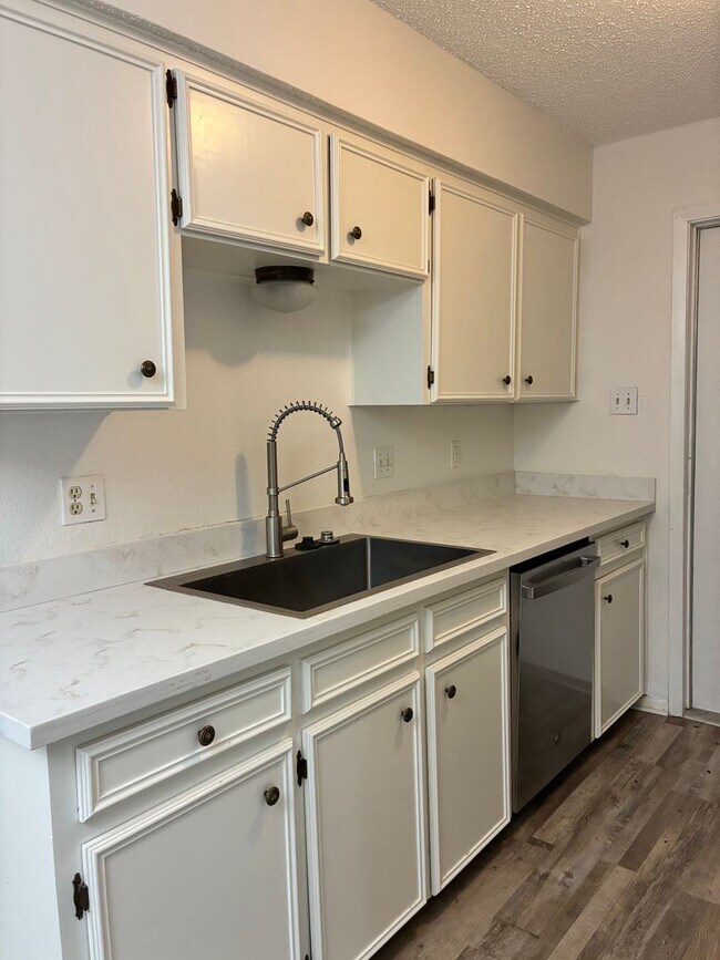 Building Photo - Completely Updated Home – Move In and Enjoy Modern Comfort!