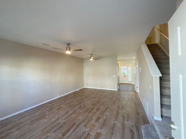 Building Photo - 2 Bedroom Townhome Available Near S Circle...