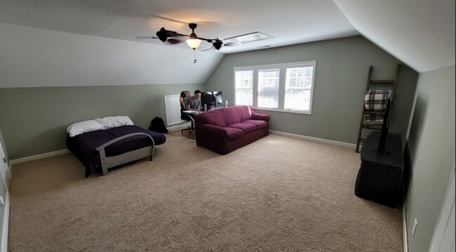 Building Photo - Charming 3-Bed Oasis with Hardwood Eleganc...