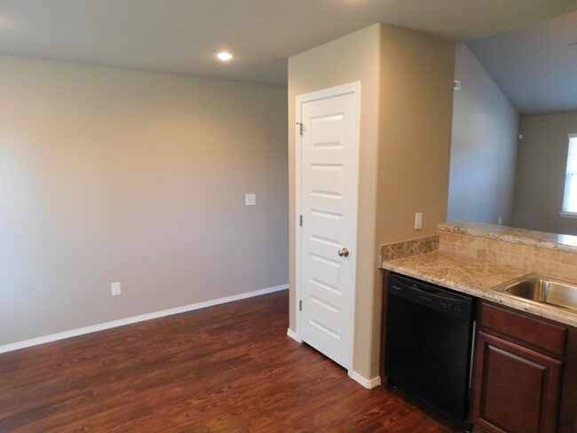 Building Photo - Charming Three Bedroom Home in Fayetteville  To schedule your own showing: 479-341-6744. Apply at...