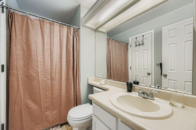 Building Photo - Cozy Furnished Home in Quiet Louisville Neighborhood