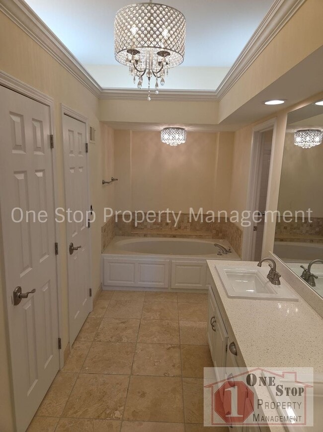 Building Photo - Beautiful 2 bedroom, 3 bathroom Villa in Overland Park!