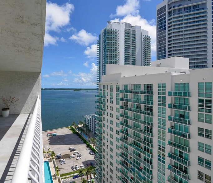 Building Photo - 1200 Brickell Bay Dr
