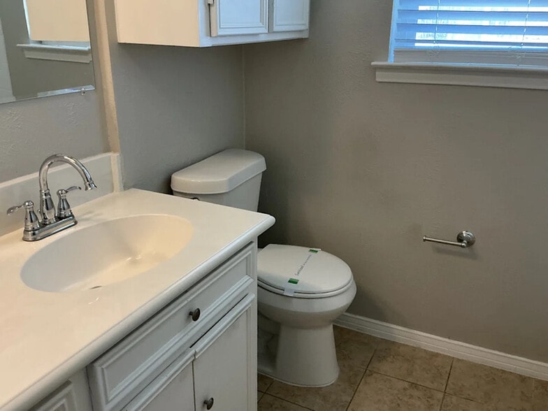 Building Photo - 1706 Surrey Ct