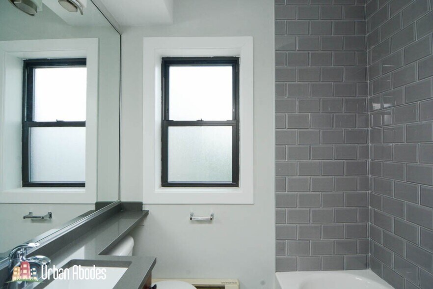 Building Photo - 555 W Arlington Pl