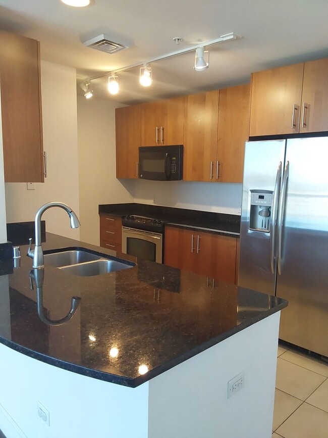 Building Photo - Gorgeous Unit on the 15th Floor at the All...