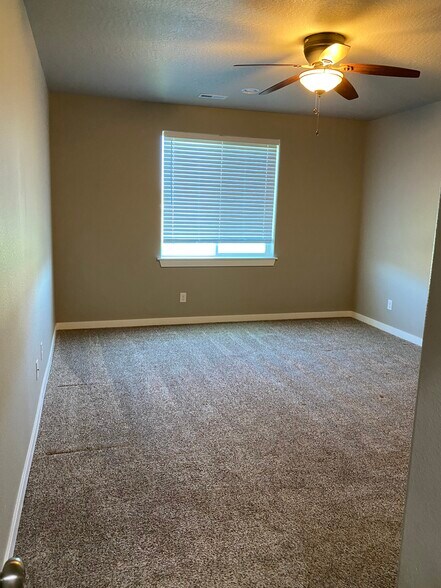 Building Photo - 1640 SW Panorama Dr