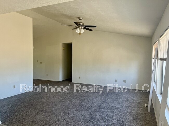Building Photo - 132 Flora Pl