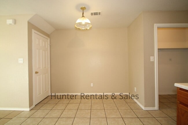 Building Photo - 2809 Leroy Cir