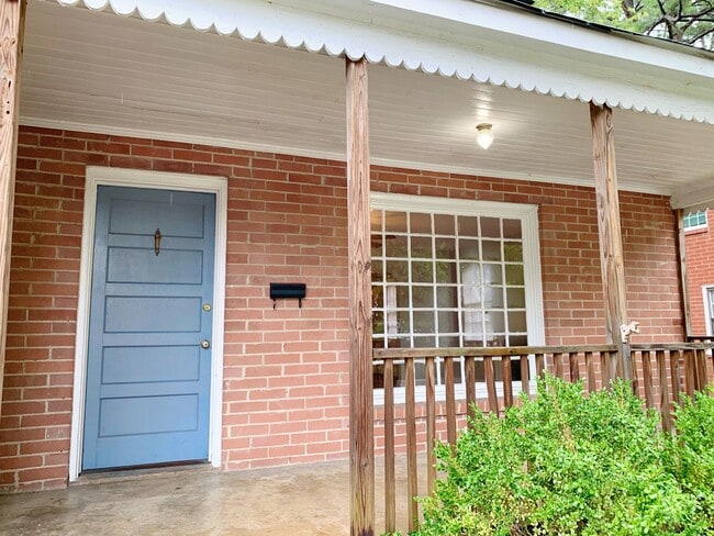 Building Photo - 3 Bedrooms 2 Bathrooms with fenced in back...