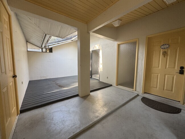 Building Photo - 263 Southampton Dr