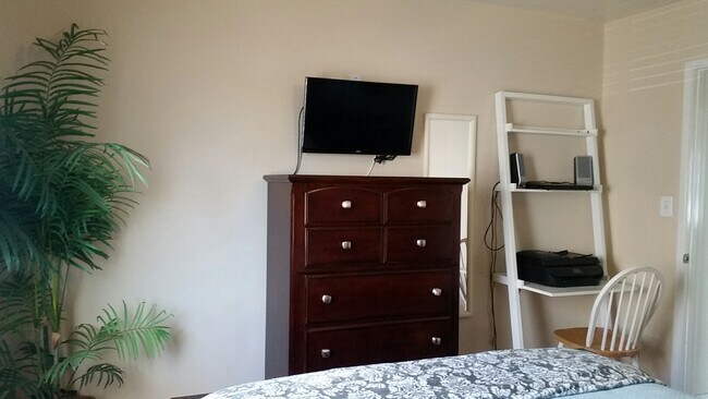 TV in Bedroom with desk - 1442 Pacific Beach Dr