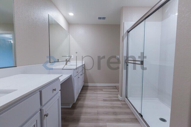 Building Photo - 2766 Bedell St