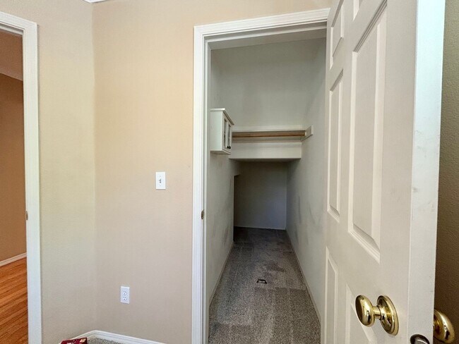 Building Photo - Spacious 4 Bed, 2.5 Bath House