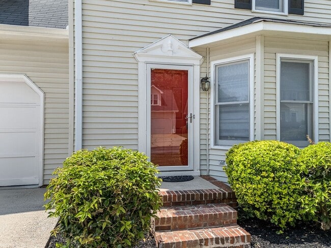 Building Photo - Cozy 3 Bedroom, 2.5 Bath Town Home with 2 ...