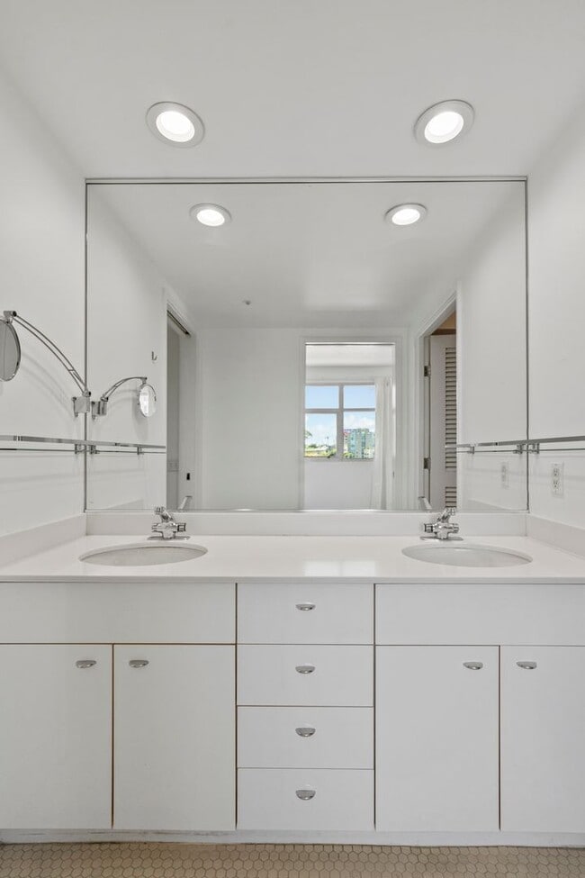 Building Photo - Light Filled 2 Bed, 2 Bath South Beach Por...