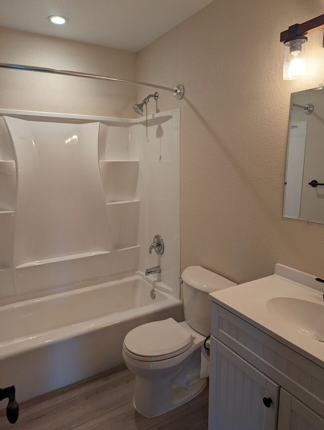 Building Photo - 3 bedroom/ 2 bath Newly Remodeled Home in ...
