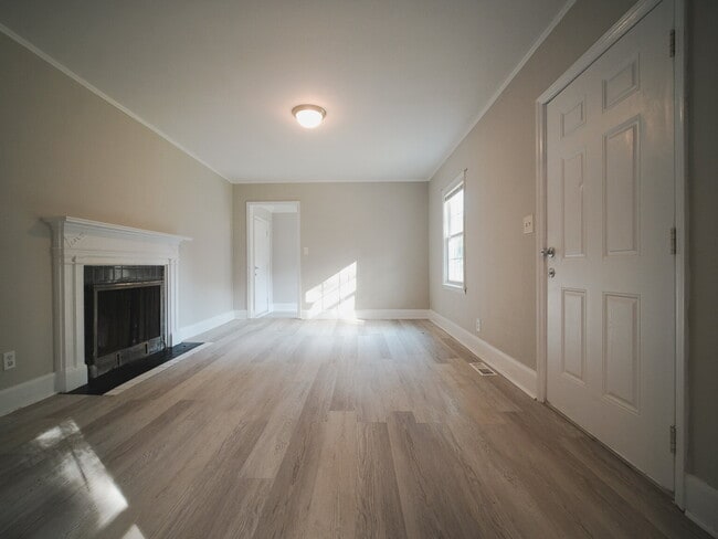 Building Photo - "Charming 4-Bedroom Gem in Charlotte - Cozy Living with Spacious Comfort!"