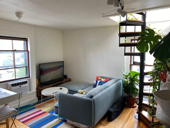 Primary Photo - 49 Brimmer St