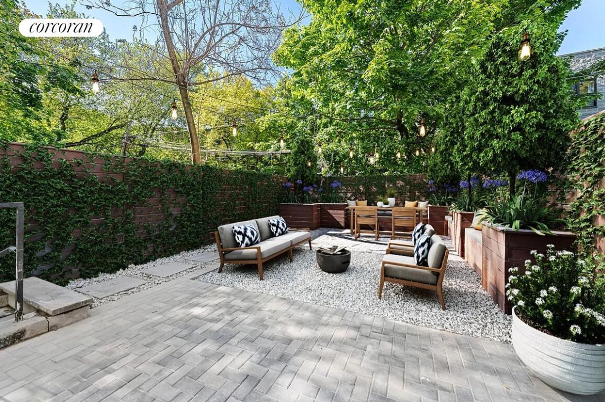 Building Photo - 573 Gates Ave