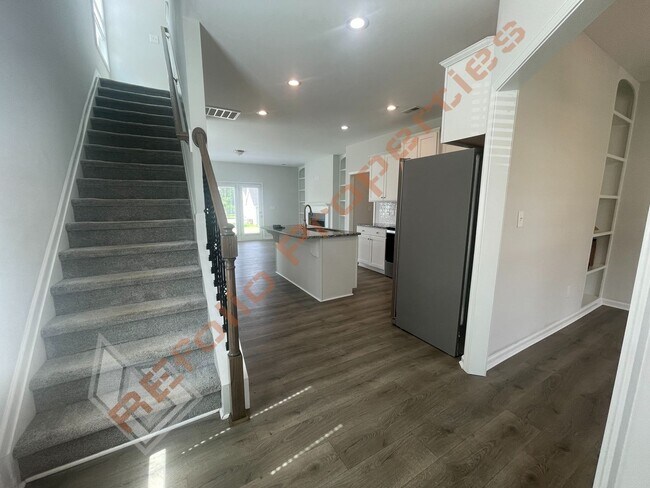 Building Photo - Beautiful 4BD 2.5BA Home w/Primary Suite o...