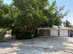 Building Photo - Great location.  4 Br, 1 3/4 Ba, 2 living areas, spacious yard.