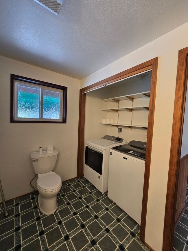 Building Photo - 2 Plus bedroom, 1 Bathroom House in Sedro ...