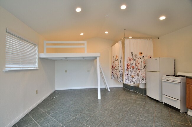 Building Photo - r1537