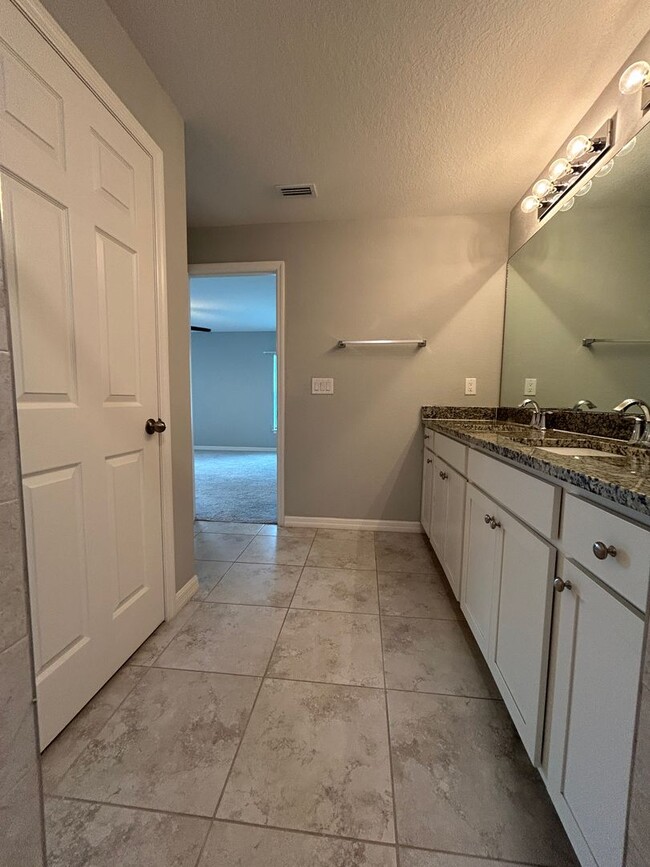 Building Photo - Don't Miss This 4 Bed, 2 Bath Home with Fe...