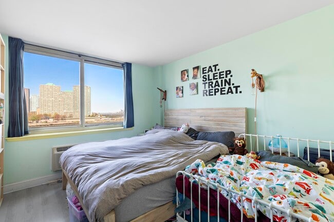 Building Photo - 20 2nd St