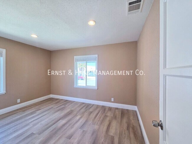 Building Photo - 705 N Hillford Ave