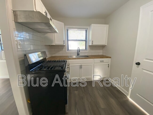 Building Photo - 1303 College St