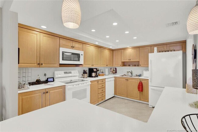 Building Photo - 10410 S Ocean Dr