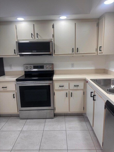 Building Photo - 3178 Via Poinciana