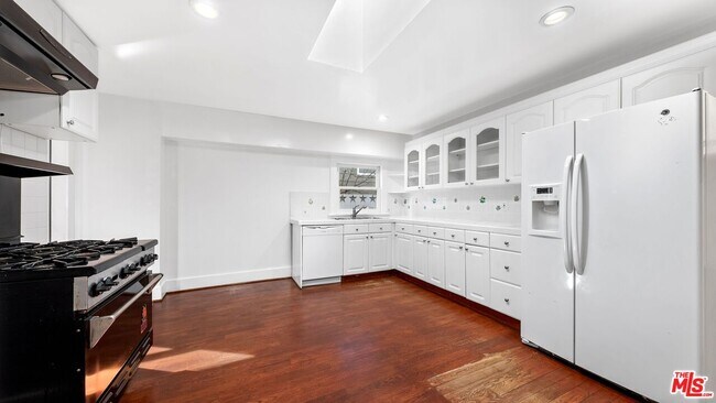 Building Photo - 915 Palms Blvd