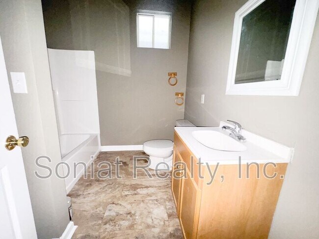 Building Photo - 2433 St Anthony St