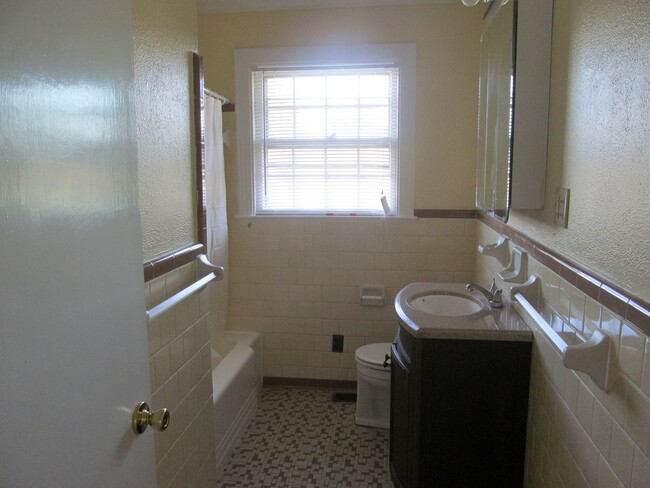 Building Photo - 3 Bed 1 Bath Brick Ranch