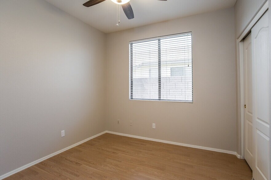 Building Photo - 6601 W Lawrence Ln