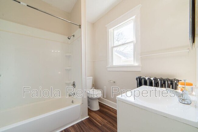 Building Photo - 426 W Peach St