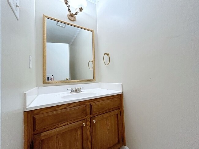 Building Photo - 3 Bedroom Townhouse off Jefferson Hwy near...