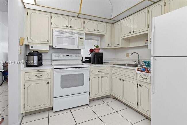 Building Photo - 2200 Park Ln