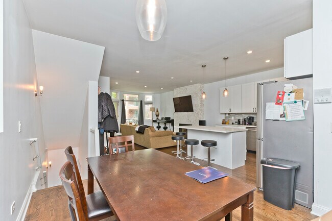 Building Photo - 857 W Wrightwood Ave