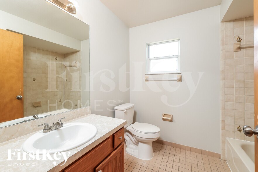 Building Photo - 329 Edgewood Ct