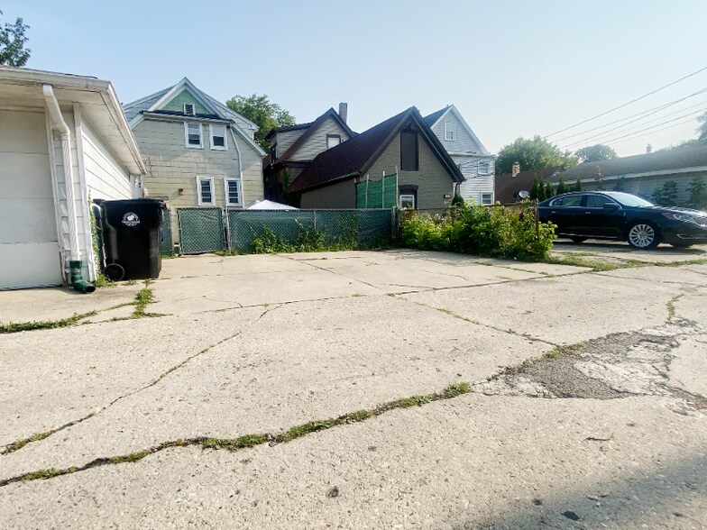 Building Photo - 3663 E Munkwitz Ave