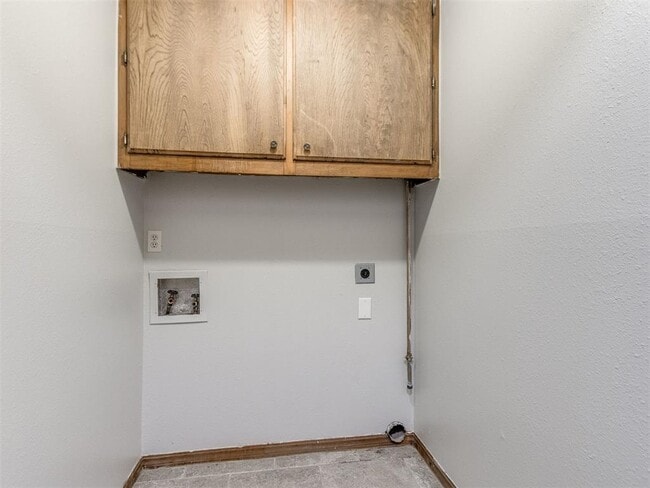 Building Photo - 821 Russell Cir