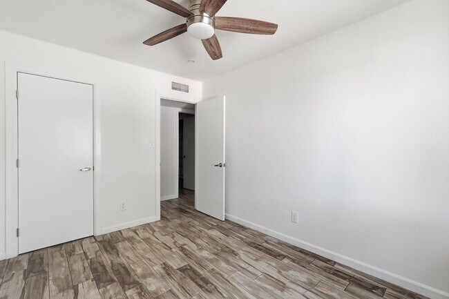 Building Photo - 1329 E Cholla St