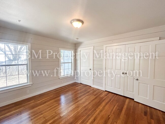 Building Photo - 608 W Lake St
