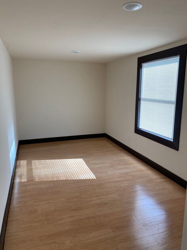 Building Photo - 1051 Deer Ln
