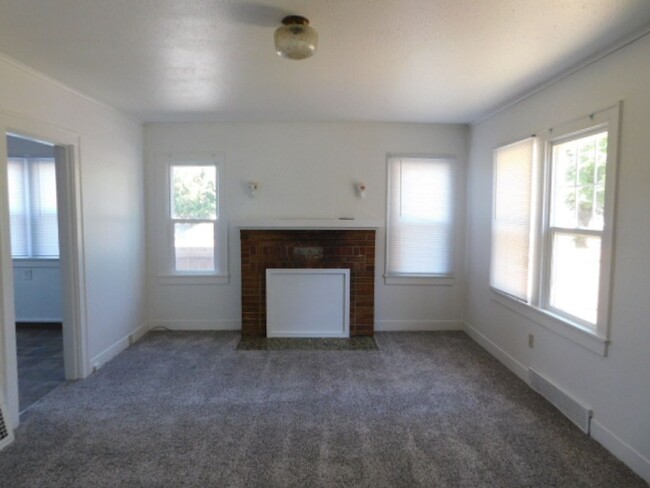 Building Photo - 4Bd/1Ba Two Story Home - Available to View!