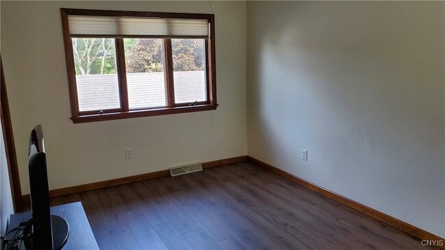 Building Photo - 461 Summerhaven Dr N